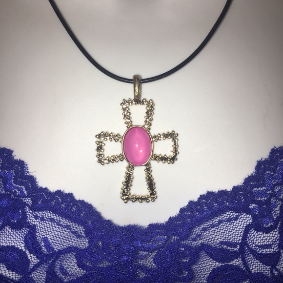 🆕Gold & pink pendant cross on leather necklace - Picture 4 of 8